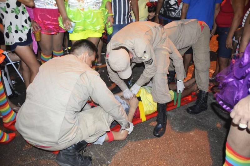 A terça-feira de Carnaval (13) nas praias do município de Barcarena foi marcada pelo trabalho de prevenção e de orientação aos frequentadores. Militares do Corpo de Bombeiros trabalharam intensamente no quarto dia da Operação Carnaval 2018 nas praias e blocos de rua, a fim de garantir a segurança de todos. A festa em Barcarena só terminará na Quarta-feira de Cinzas, com atrações musicais. As praias de Caripi, Vila do Conde, Cupiranga e Sirituba receberam o reforço do efetivo militar para atender os banhistas em qualquer situação. Com a tranquilidade nas praias, não houve registro de ocorrências graves, resultado do trabalho preventivo realizado pelo 6° Grupamento de Bombeiros Militar de Barcarena.
FOTO: ASCOM / CBMPA
DATA: 13.02.2018
VIGIA - PARÁ
<div class='credito_fotos'>Foto: ASCOM / CBMPA | <a href='/midias/2018/originais/e6ff314a-3b04-4dfe-a4be-a598bc323207.jpg' download><i class='fa-solid fa-download'></i> Download</a></div>