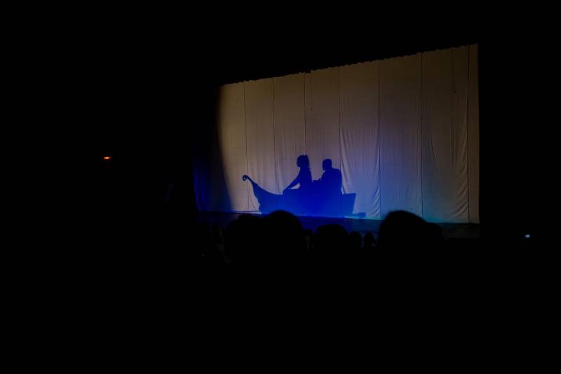 João*, de 17 anos, é natural de Bragança, nordeste do Pará. Há sete meses cumpre medida socioeducativa em uma unidade de internação do Estado após cometer um ato infracional no município onde reside. Mas na manhã desta terça-feira (5), em Belém, pôde vivenciar uma experiência inédita: participou de um espetáculo de teatro (foto) diante de dezenas de pessoas que se reuniram no Teatro Margarida Schivasappa, ao lado de outros 30 adolescentes e jovens privados de liberdade. Uma iniciativa pioneira no país que busca promover a ressocialização por meio da arte, fruto das atividades e oficinas pedagógicas realizadas dentro de espaços gerenciados pela Fundação de Atendimento Socioeducativo do Pará (Fasepa). “Eu nunca tinha vindo em um teatro e isso ficará marcado em mim”, disse o socioeducando. Tímido, ele revelou a vontade de deixar para trás os erros cometidos e seguir um futuro completamente novo, com os primeiros passos sendo dados hoje. “Isso despertou algo dentro de mim, pensar na minha vida e em sair do mundo das drogas. Quem sabe me tornar um ator?” divagou.

FOTO: FERNANDO SETTE / ASCOM IOE
DATA: 05.06.2018
BELÉM - PARÁ <div class='credito_fotos'>Foto: FERNANDO SETTE CÂMARA / ASCOM IOE   |   <a href='/midias/2018/originais/e70130c8-dfed-4be6-9c65-e2ccc5f0ac4a.jpg' download><i class='fa-solid fa-download'></i> Download</a></div>