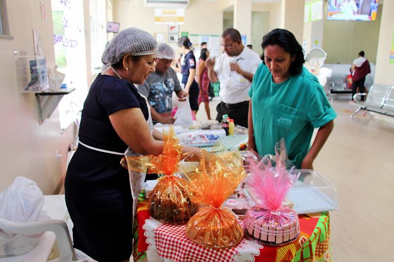 A movimentação diferente e os produtos à venda chamaram a atenção da técnica de enfermagem do Hospital Público Estadual Galileu, Alba Oliveira. “Olhei todas as mesas, parei para ouvir as histórias e descobri que existe algo além do empreendedorismo, que é a coragem dessas mulheres”, conta a colaboradora. As histórias que chamaram a atenção de Alba são de mulheres que fazem parte do Canto da Empreendedora, projeto do Hospital Oncológico Infantil Octávio Lobo que estimula o empreendedorismo e a autonomia financeira das mães e acompanhantes das crianças e adolescentes em tratamento na unidade. Com uma feira realizada por mês, o Canto da Empreendedora chegou a sua nona edição na terça-feira (8) e a ação no Hospital Galileu foi a primeira fora do Oncológico Infantil. Na foto, Onita Mendes (e).
FOTO: ASCOM / HOIOL
DATA: 09.05.2018
BELÉM - PARÁ <div class='credito_fotos'>Foto: ASCOM HOIOL | <a href='/midias/2018/originais/e7089acf-5e0e-40ce-b359-3a7273fee98b.jpg' download><i class='fa-solid fa-download'></i> Download</a></div>