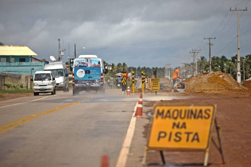 O motorista Ademir Silva, 53 anos, é condutor de ônibus no perímetro Salinópolis/Atalaia, no nordeste do estado. Ele comenta que sempre testemunhou os congestionamentos “quilométricos” que se formam nos períodos de férias na rodovia PA-444 (Estrada do Atalaia), que liga o município a sua mais frequentada praia. Agora, Ademir comemora o trabalho de duplicação da rodovia, que alcançou 80% das obras de drenagem. O prazo máximo para a conclusão das obras de restauração e duplicação da PA-444, que ligam a PA-124 e a sede do município a Praia do Atalaia, é o mês de janeiro de 2019. O custo do investimento é de R$ 17.897.41,08. “Sem dúvida vai melhorar em 70% o trânsito, já que andar por aqui, nos feriados, é uma briga constante”, comenta. Além da duplicação da rodovia, o projeto prevê a criação de um canteiro central, ciclovia iluminada nos dois sentidos da pista e diversas travessias para pedestres com semáforos temporizados, trazendo beleza, conforto e segurança à população em geral.
FOTO: IGOR BRANDÃO / AG. PARÁ
DATA: 19.04.2018
SALINÓPOLIS - PARÁ <div class='credito_fotos'>Foto: IGOR BRANDÃO / AG. PARÁ | <a href='/midias/2018/originais/e708f3a4-a342-4bd5-a985-05f7e4c35a2e.jpg' download><i class='fa-solid fa-download'></i> Download</a></div>