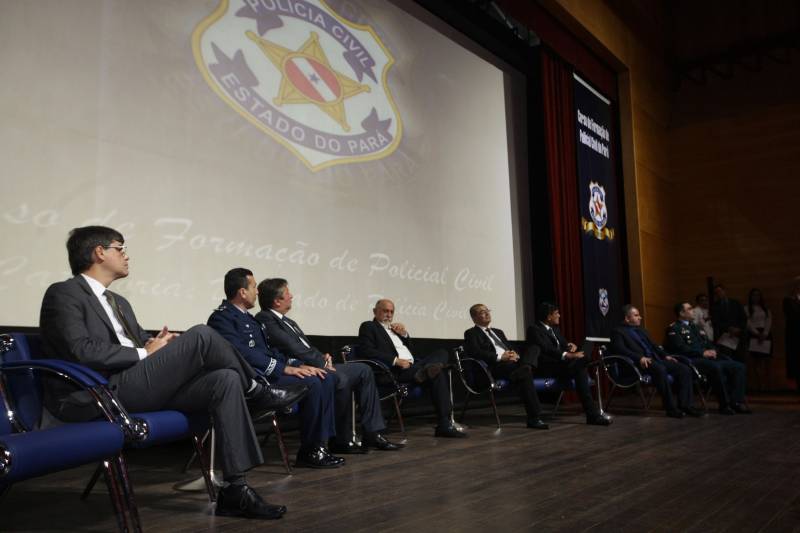 O Pará vai voltar a ter um delegado de polícia para cada município. A posse de 149 novos delegados da Polícia Civil, que aconteceu nesta segunda-feira (26) no Teatro Maria Sylvia Nunes, na Estação das Docas, vai garantir, com sobras, a cobertura completa dos 144 municípios do estado. Aprovados em concurso público, os novos delegados concluíram o curso de Formação da Polícia Civil do Pará no dia 15 deste mês. O curso foi o primeiro do Brasil a incluir sete disciplinas inéditas: Oratória, Atuação Policial frente aos Grupos Vulneráveis, Relacionamento com a Imprensa e Mídias Sociais, Abordagem Psicopatológica do Crime e da Violência, Investigação Financeira no Enfrentamento ao Crime de Lavagem de dinheiro, Noções Básicas de Enfrentamento às Fraudes Veiculares e Linguagem Brasileira de Sinais. O concurso aprovou ainda 300 investigadores, 180 escrivães e 20 papiloscopistas. Os novos policiais civis passaram por quatro meses de formação técnica e profissional na Acadepol. Com a nomeação, o próximo passo será a lotação dos novos servidores públicos nas unidades de Polícia Civil do estado, quando eles saberão em qual região do Pará trabalharão inicialmente.
FOTO: SYDNEY OLIVEIRA / AG. PARÁ
DATA: 26.02.2018
BELÉM - PARÁ <div class='credito_fotos'>Foto: Sidney Oliveira/Ag. Pará | <a href='/midias/2018/originais/e7095cd2-ac79-4795-88db-ab19a4ebda54.jpg' download><i class='fa-solid fa-download'></i> Download</a></div>