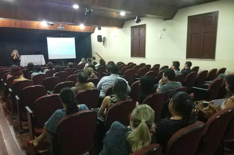 O Instituto Estadual Carlos Gomes (IECG) realizou nesta segunda-feira, 5, na sala Ettore Bosio, a primeira palestra da “Semana Pedagógica do IECG”, com a professora de alunos com necessidades educacionais especiais, Sheilla de Castro Abbud. (foto).
FOTO: OTÁVIO MARCOS / DIVULGAÇÃO
DATA: 05.03.2018
BELÉM - PARÁ <div class='credito_fotos'>Foto: OTÁVIO MARCOS / DIVULGAÇÃO | <a href='/midias/2018/originais/e70cb9d8-87fd-490e-b9ee-e75e771e83c6.jpg' download><i class='fa-solid fa-download'></i> Download</a></div>