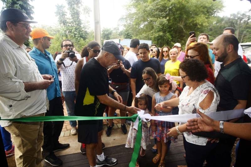 Uma reabertura feita a milhares de mãos. A fita inaugural colocada no inicio da trilha principal do Parque do Utinga foi rompida por mais de cinco mil pessoas ansiosas pelo inicio da caminhada, marcando o segundo dia da programação de reabertura do mais novo espaço paraense de lazer e interatividade com a natureza. Misturado aos populares, o governador Simão Jatene andou os quatro quilômetros que separam a entrada do parque ao seu ponto final, o Recanto da Volta.
FOTO: THIAGO GOMES / AG. PARÁ
DATA: 17.03.2018
BELÉM - PARÁ <div class='credito_fotos'>Foto: Thiago Gomes /Ag. Pará | <a href='/midias/2018/originais/e718a235-2f8c-4d1c-9c83-6d63fbdbca53.jpg' download><i class='fa-solid fa-download'></i> Download</a></div>