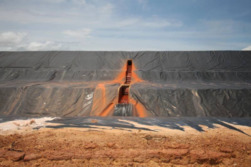 Por conta do não cumprimento do prazo de 48 horas dado pelo Governo do Estado para que a Hydro (foto) reduzisse os níveis das bacias de resíduos ao nível de pelo menos um metro, a Secretaria de Meio Ambiente e Sustentabilidade (Semas) notifica a empresa, na manhã desta terça-feira (27), com a determinação de que reduza a produção da refinaria em 50%. A Semas também triplicará a multa definida anteriormente, cumprindo a legislação ambiental em vigor, chegando a cerca de R$ 1 milhão por dia de descumprimento (300 mil Unidades de Padrão Fiscal). A empresa informou formalmente que reduziu os índices, mas não integralmente no total determinado de um metro. A determinação de redução emitida pela Semas reforça ainda que devem ser mantidos e ampliados os esforços para tratamento dos efluentes e de redução dos níveis das bacias. As equipes da Semas permanecem em campo 24 horas, trabalhando em conjunto com a Defesa Civil e outros órgãos, monitorando a situação.
FOTO: IGOR BRANDÃO / AG. PARÁ
DATA: 24.02.2018
BARCARENA - PARÁ <div class='credito_fotos'>Foto: IGOR BRANDÃO / AG. PARÁ | <a href='/midias/2018/originais/e71ba189-305b-4a4d-87f0-2b9751d06971.jpg' download><i class='fa-solid fa-download'></i> Download</a></div>