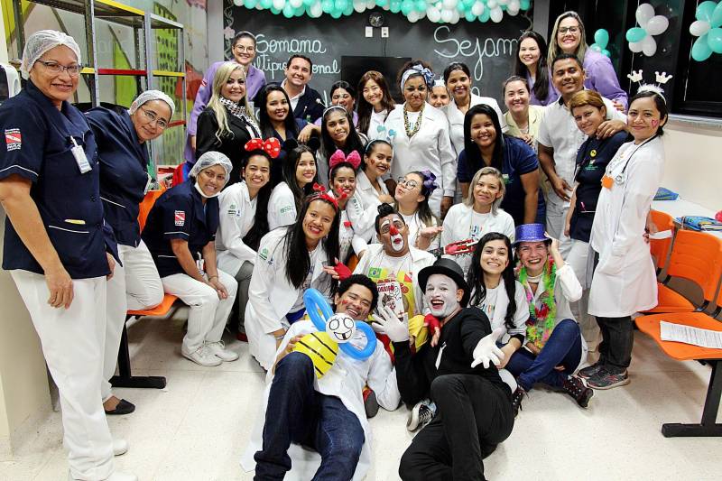 Até a próxima sexta-feira (25), os cuidados com crianças e adolescentes em tratamento no Hospital Oncológico Infantil Octávio Lobo, em Belém, serão enfatizados para os funcionários da unidade, durante a II Semana Multiprofissional. Com o tema “Linhas de Cuidados em Oncologia”, o evento deste ano terá uma programação interna com rodas de conversas, reunindo profissionais para discutir a atuação de cada área e a importância do trabalho em equipe. Na foto, grupo voluntarização.

FOTO: ASCOM HOIOL
DATA: 23.05.2018
BELÉM - PARÁ <div class='credito_fotos'>Foto: ASCOM HOIOL   |   <a href='/midias/2018/originais/e71c204e-2dfb-4bc2-8c73-bf0fff6d9013.jpg' download><i class='fa-solid fa-download'></i> Download</a></div>