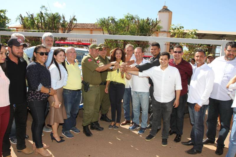 O município de Jacundá, no sudeste paraense, recebeu nesta sexta-feira (6) importantes investimentos em segurança e infraestrutura. O Governo do Estado repassou para o policiamento do município 5 viaturas e 2 veículos para o reforço das ações Departamento de Trânsito do Estado (Detran). Foi entregue ainda a ordem de serviço para a pavimentação asfáltica de cinco quilômetros de vias, na ordem de R$ 3 milhões. A cerimônia foi no salão paroquial da Igreja de Nossa Senhora do Perpetuo Socorro, conduzida pela secretária de Municípios Sustentáveis, Izabela Jatene, que representou o governador Simão Jatene, e contou com a participação de representantes de parlamentares, lideranças comunitárias, entre outras autoridades municipais.
FOTO: CRISTINO MARTINS / AG. PARÁ
DATA: 06.07.2018
JACUNDÁ - PARÁ <div class='credito_fotos'>Foto: Cristino Martins/Ag. Pará | <a href='/midias/2018/originais/e72485cc-1f0a-4aba-81c3-3f1b3c836dbf.jpg' download><i class='fa-solid fa-download'></i> Download</a></div>