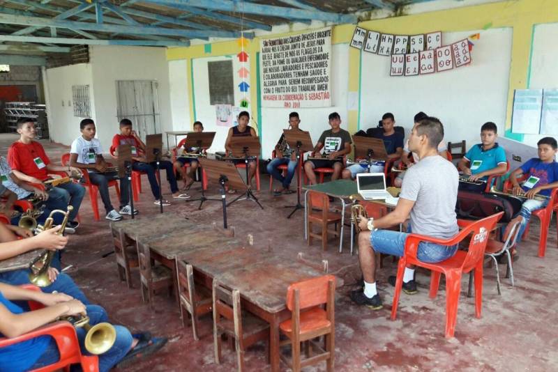 Começou nesta quarta-feira (2), na vila de Juçarateua, no município de Colares, na região nordeste do Pará, a primeira edição 2018 do “Mini Painel de Interiorização para Bandas de Música” (foto). Criado no ano passado, o evento segue o mesmo modelo dos paineis de bandas realizados pela Funarte em parceria com a Fundação Carlos Gomes e tem o objetivo de capacitar músicos de municípios do interior do estado através de oficinas musicais. As oficinas são ministradas por professores de canto e instrumentos do Instituto Estadual Carlos Gomes, que se deslocaram até o município para levar conhecimento musical para alunos de algumas das principais localidades de Colares, onde existe atuação da Fundação Carlos Gomes por meio do incentivo e valorização das bandas de música.
FOTO: ASCOM / FCG
DATA: 02.05.2018
COLARES - PARÁ <div class='credito_fotos'>Foto: ASCOM FCG | <a href='/midias/2018/originais/e7252a17-1bc9-4296-8751-ce5216d7572f.jpg' download><i class='fa-solid fa-download'></i> Download</a></div>