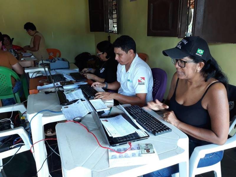 Agricultores familiares da Colônia do Cruzador, a 50 quilômetros de Marapanim, foram beneficiados, nesta sexta-feira (4), com a Caravana Pro Paz Cidadania. No segundo dia de ação na região, os trabalhadores receberam os serviços de emissão de documentos de identidade, entre outros. A ação é realizada por meio de parcerias, com a Polícia Civil, Seaster, Defensoria Pública, entre outros, mas o trabalho se fortalece com a ajuda dos moradores locais que se voluntariam a participar da ação.
FOTO: ASCOM / PRO PAZ
DATA: 04.05.2018
BELÉM - PARÁ <div class='credito_fotos'>Foto: ASCOM PRO PAZ | <a href='/midias/2018/originais/e726bb6d-78ec-4203-ae88-03aa980de9bb.jpg' download><i class='fa-solid fa-download'></i> Download</a></div>