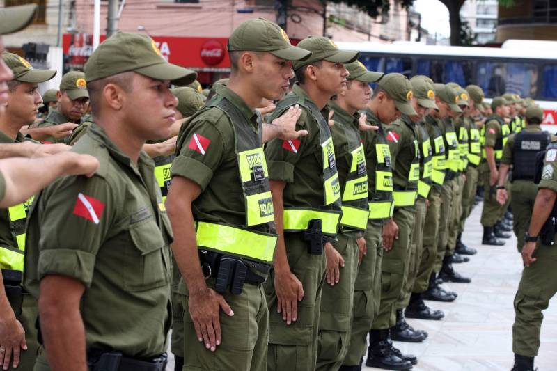 Cerca de 2 mil alunos do curso de formação de praças da Polícia Militar cumprem neste sábado (12) uma etapa importante da preparação: eles saem pela primeira vez às ruas, no estágio supervisionado, para vivenciar situações reais da carreira e, ao mesmo tempo, reforçar o policiamento ostensivo. Em Belém, cerca de 500 homens e mulheres se concentraram na Praça Santuário, em frente à Basílica de Nazaré, e saíram, em seguida, para diversos pontos da capital. A ação faz parte do pacote de medidas de combate à criminalidade e reforço da segurança pública anunciado pelo Governo do Estado.
FOTO: SIDNEY OLIVEIRA / AG. PARÁ
DATA: 12.05.2018
BELÉM - PARÁ <div class='credito_fotos'>Foto: Sidney Oliveira/Ag. Pará | <a href='/midias/2018/originais/e727865a-a0ab-40bc-b3c2-e8033db49853.jpg' download><i class='fa-solid fa-download'></i> Download</a></div>