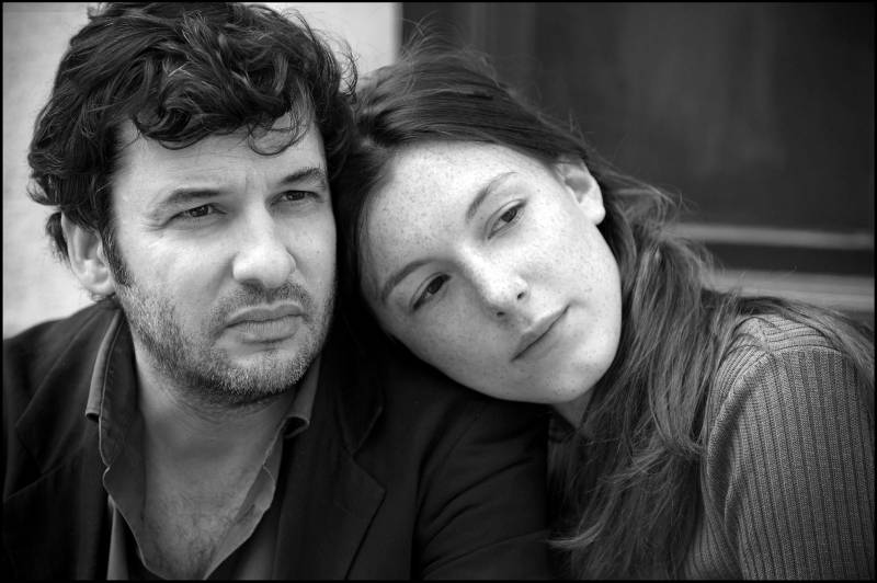 “Amante Por Um Dia”, de Philippe Garrel, entra para as sessões regulares do Cine Líbero Luxardo nesta quinta-feira (31), às 20 h, no prédio da Fundação Cultural do Pará (FCP). O diretor francês apresenta dois conflitos de relacionamento de um homem, um com a filha e outro com a namorada, ambas da mesma idade. A fuga das convenções amorosas do cinema é o que compõe a obra, lançada em 2017 e selecionada para o Festival de Cannes (França). O longa-metragem conta a história de Jeanne (Interpretada por Esther Garrel, filha do diretor), uma jovem que, depois de se separar, procura abrigo na casa do pai, Gilles (Éric Caravaca), mas descobre que ele está se relacionando com uma bela mulher - Ariane (Louise Chevillotte) -, que tem a mesma idade dela.
FOTO: DIVULGAÇÃO
DATA: 30.05.2018
BELÉM - PARÁ <div class='credito_fotos'>Foto: Divulgação | <a href='/midias/2018/originais/e72876c8-81a2-48a7-9cf2-355bda8f4151.jpg' download><i class='fa-solid fa-download'></i> Download</a></div>