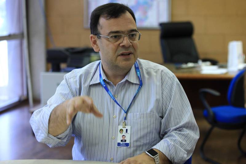 Um aplicativo através do qual se consegue acessar todos os serviços informatizados do Governo do Estado, de uma forma prática e interativa. Esse é o “Tá na Mão”, app que em breve será lançado pela
Empresa de Tecnologia da Informação e Comunicação do Estado do Pará ( Prodepa). Na foto, o presidente da Prodepa, Theo Pires.
FOTO: RODOLFO OLIVEIRA / AG. PARÁ
DATA: 30.03.2018
BELÉM - PARÁ <div class='credito_fotos'>Foto: Rodolfo Oliveira/Ag. Pará | <a href='/midias/2018/originais/e7289b3a-0177-4d97-96e1-9136228f998b.jpg' download><i class='fa-solid fa-download'></i> Download</a></div>