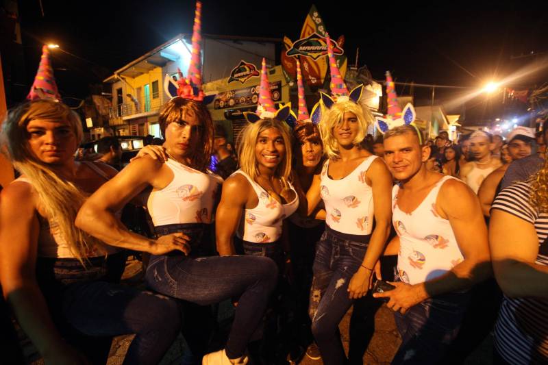 O professor Júlio Leal Gomes é natural de Vigia de Nazaré, no nordeste paraense, terra conhecida pela hospitalidade, principalmente em época festiva. Mantendo a tradição, no Carnaval Júlio e seus irmãos abrem a casa da família para amigos e outros parentes. Neste ano, o imóvel de quatro cômodos abrigou mais de 50 pessoas. Vigia tem um dos maiores e mais tradicionais carnavais do Pará. Nesta época do ano, a população do município, de 51.173 habitantes (Censo/IBGE), triplica com a chegada de brincantes oriundos de todo o Brasil, e os vigienses – igual coração de mãe - acolhem essa multidão. A estimativa é a cidade receber mais de 300 mil pessoas neste Carnaval.
FOTO: IGOR BRANDÃO / AG PARÁ
DATA: 13.02.2018
VIGIA - PARÁ <div class='credito_fotos'>Foto: IGOR BRANDÃO / AG. PARÁ | <a href='/midias/2018/originais/e72a6765-d45d-47ca-9ad2-28de6ac7b487.jpg' download><i class='fa-solid fa-download'></i> Download</a></div>