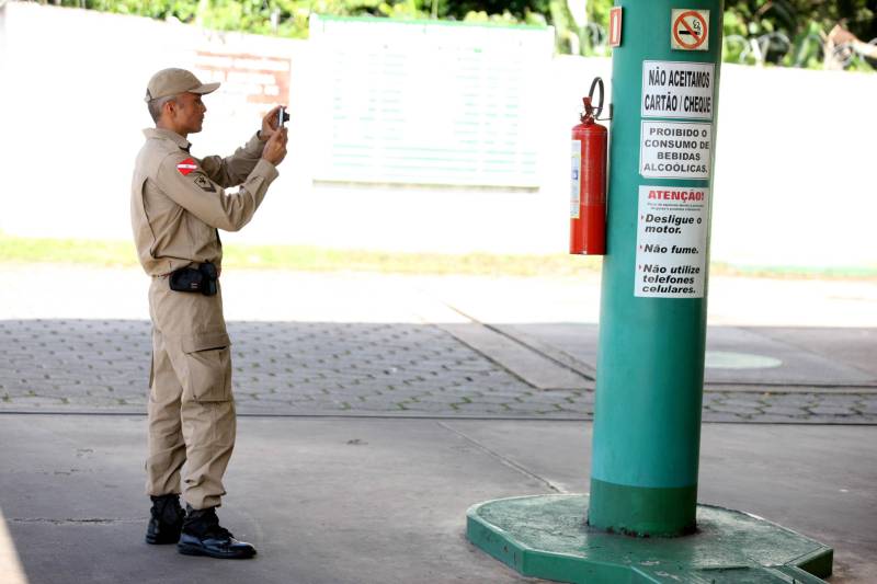 Estabelecimentos prestadores de serviços, condomínios, boates e casas noturnas serão vistoriados, nesta sexta-feira (11) e no sábado (12), pelo Corpo de Bombeiros do Pará com apoio da Polícia Militar. Juntos, os órgãos de segurança realizam a Operação Tiradentes II, deflagrada pelo Conselho Nacional de Comandantes Gerais dos Bombeiros e da PM em todo o país. Mais de 150 homens do Corpo de Bombeiros participam da Operação em todo o Estado. Pela manhã até às 18h, serão fiscalizados postos de combustível (foto), comércios e condomínios.
FOTO: SIDNEY OLIVEIRA / AG. PARÁ
DATA: 11.05.2018
BELÉM - PARÁ <div class='credito_fotos'>Foto: Sidney Oliveira/Ag. Pará | <a href='/midias/2018/originais/e72aed1e-61b6-426d-a41c-29a105ac4236.jpg' download><i class='fa-solid fa-download'></i> Download</a></div>