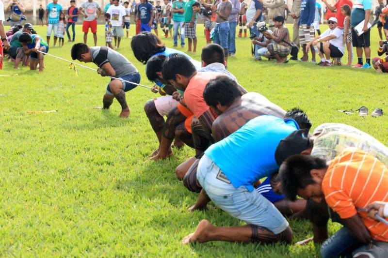 O dia começou cedo para os participantes da Semana dos Povos Indígenas, que ocorre em São Félix do Xingu, no sudeste do Pará. A vasta programação se estendeu durante toda a segunda-feira (16), com os serviços ofertados pelo Estado, os jogos e abertura oficial, à noite. Nesta segunda-feira também começaram as competições. Além do atletismo, com a corrida de 100 metros rasos para homens e mulheres, houve partidas de futsal feminino e de cabo de guerra masculino e feminino. Espalhados por diversos espaços da cidade, os jogos são uma atração muito esperada, tanto pelos índios quanto pelo público que prestigia as disputas.
FOTO: RODOLFO OLIVEIRA / AG. PARÁ
DATA: 16.04.2018
SÃO FÉLIX DO XINGU - PARÁ <div class='credito_fotos'>Foto: Rodolfo Oliveira/Ag. Pará | <a href='/midias/2018/originais/e72e147e-bfec-4617-bc91-ac5d7d706013.jpg' download><i class='fa-solid fa-download'></i> Download</a></div>