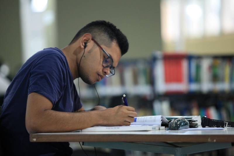 Universitário de engenharia civil pela Universidade Federal do Pará (UFPA), Gabriel Garcia, 21 anos (foto), costuma passar uma média de seis horas por dia na Biblioteca Pública Arthur Vianna, localizada no prédio do Centur. Entre livros didáticos de física, ele relembra fundamentos e, à tarde, chega revigorado às aulas do primeiro semestre de seu curso superior.
FOTO: MÁCIO FERREIRA / AG. PARÁ
DATA: 02.03.2018
BELÉM - PARÁ <div class='credito_fotos'>Foto: MÁCIO FERREIRA/ AG. PARÁ | <a href='/midias/2018/originais/e7330e04-2a01-4015-a007-f30d17e14e11.jpg' download><i class='fa-solid fa-download'></i> Download</a></div>