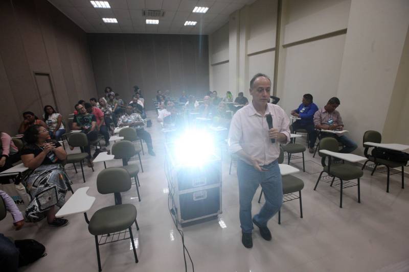 “Receber o Publicom foi um presente”. Foi assim que a jornalista Elizabeth Ribeiro, que trabalha em uma empresa de publicidade em Marabá definiu o Encontro de Comunicação do Pará. “Nós, comunicadores, quando queremos buscar qualificação, sempre temos que sair de Marabá. O nosso mercado na oferta de cursos e palestras ainda é muito carente, por isso esse momento foi de um aprendizado tamanho”, destacou. O Publicom em Marabá, que teve mais de 300 inscrições, chegou ao fim nesta sexta-feira, 23, com um ciclo de palestras. A primeira “Novo Jornalismo e as Fakes News – A Credibilidade em Pauta” foi mediada pelo secretário de Comunicação do Estado, Daniel Nardin. O assunto foi debatido pela jornalista, apresentadora da TV Cultura do Pará e professora da Universidade da Amazônia, Renata Ferreira, pelo jornalista José Eduardo Ferreira do Vale, do Blog Zé Dudu de Parauapebas, e pelo jornalista especializado em Jornalismo Investigativo, Ulisses Pompeu.
FOTO: MARCELO LELIS / AG. PARÁ
DATA: 23.03.2018
MARABÁ - PARÁ <div class='credito_fotos'>Foto: Marcelo Lelis / Ag. Pará | <a href='/midias/2018/originais/e7339aa8-ff37-4a16-8b0b-9a2dba38ef5e.jpg' download><i class='fa-solid fa-download'></i> Download</a></div>