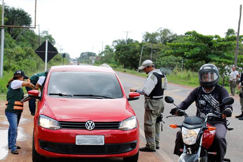 Agentes de educação para o trânsito e de fiscalização do Departamento de Trânsito do Estado (Detran) promoveram, na manhã deste sábado (10), uma operação, em conjunto com a Polícia Militar (PM), no pórtico do município de Vigia, PA 412. Durante a ação, que faz parte da "Operação Carnaval 2018", foram abordados mais de 60 condutores. As abordagens educativas visam conscientizar os motoristas que escolheram Vigia como destino para passar o feriado de carnaval. Dentre os alertas passados pelos agentes de educação estão a importância da utilização dos dispositivos de segurança, tanto para passageiros adultos quanto para crianças, e os perigos da mistura álcool e direção. Já as abordagens de fiscalização, buscam reduzir os índices de acidentes e veículos circulando em condições irregulares.

FOTO: ASCOM DETRAN
DATA: 10.02.2018
VIGIA - PARÁ <div class='credito_fotos'>Foto: ASCOM DETRAN   |   <a href='/midias/2018/originais/e73ff1ed-9ce3-4d2d-9aeb-b181abd14e70.jpg' download><i class='fa-solid fa-download'></i> Download</a></div>