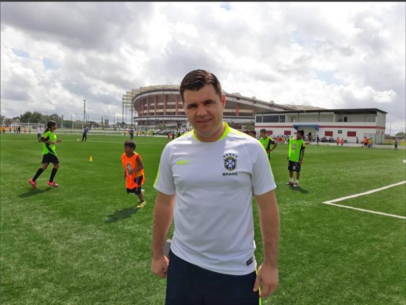 Na manhã de hoje (16) aproximadamente 150 meninos e meninas, com idades entre 9 a 13 anos, participaram do CBF Social, festival de futebol realizado pela Confederação Brasileira de Futebol e que este ano está na terceira edição em Belém. Dentre eles, 40 alunos do Pro Paz nos bairros, polo Mangueirão participaram junto a outras crianças do Festival realizado no Centro Esportivo da Juventude (Ceju). “É sempre muito gratificante retornar à Belém, principalmente agora na final da Copa Verde. Estamos promovendo o Festival CBF Social, para que as crianças aprendam sobre valores, responsabilidade social e outras questões importantes, como a sustentabilidade, reciclagem e preservação ambiental. Deixamos um legado de conhecimento para elas, além, é claro dos materiais utilizados nas atividades. Só tenho agradecer a Fundação Pro Paz e ao Governo do Estado”, finalizou o gerente de desenvolvimento técnico, responsabilidade social e sustentabilidade da CBF, Diogo Netto (foto). Com o objetivo de trabalhar temáticas sociais aliadas ao esporte, os alunos receberam ensinamentos sobre coletividade, respeito ao próximo e ao meio ambiente com a prática do futebol. As atividades relacionam as temáticas e fazem com que as crianças aprendam, brincando.
FOTO: EMANUELE CORRÊA / ASCOM PRO PAZ
DATA: 16.05.2018
BELÉM - PARÁ <div class='credito_fotos'>Foto: EMANUELE CORRÊA / ASCOM PRO PAZ | <a href='/midias/2018/originais/e744227d-57d6-4045-a7fe-0a14a0cae546.jpg' download><i class='fa-solid fa-download'></i> Download</a></div>