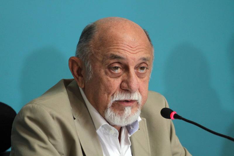 O Governo do Estado anunciou nesta sexta-feira (23), durante coletiva, as medidas que serão adotadas no caso do vazamento registrado no último sábado (17) da bacia de rejeitos de bauxita da Hydro Alunorte, confirmado pelo Instituto Evandro Chagas. Segundo o governador Simão Jatene (foto), a mineradora será notificada para garantir água potável às comunidades ao longo de um ano e, ainda, para criar um fundo financeiro específico para este evento e eventuais incidentes futuros.
FOTO: CRISTINO MARTINS / AG. PARÁ
DATA: 23.02.2018
BELÉM - PARÁ <div class='credito_fotos'>Foto: Cristino Martins/Ag. Pará | <a href='/midias/2018/originais/e75678d3-40fb-4661-adeb-1b84d9d2f48a.jpg' download><i class='fa-solid fa-download'></i> Download</a></div>