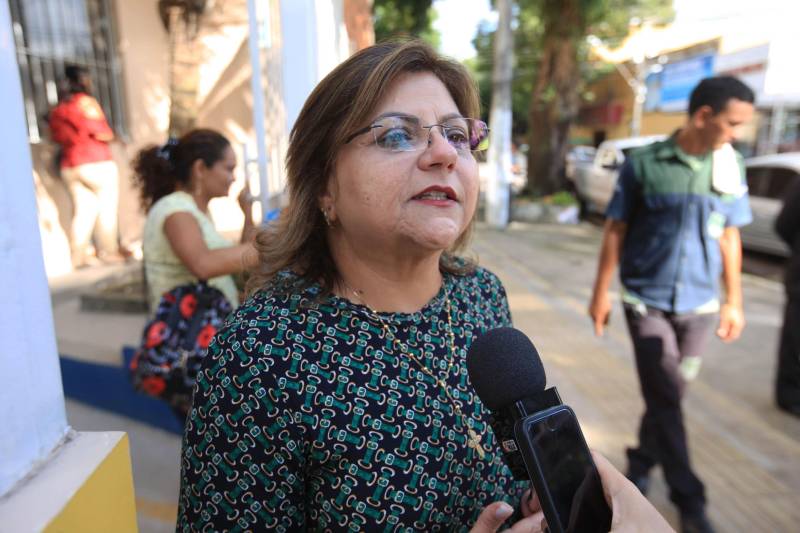 "Hoje vim para uma agenda de inauguração, mas vivi uma experiência de amor, que emana em cada ação dos alunos, professores, direção e de cada um que faz parte desta escola que se torna tão especial porque tem alma". A declaração foi feita pelo governador Simão Jatene, nesta terça, 27, durante a inauguração da obra de reforma e ampliação da Escola Álvares de Azevedo, localizada no Bairro de Batista Campos, em Belém. O governador transformou a inauguração em uma grande confraternização. Passou a tarde na Escola e fez questão de cantar e dançar com os alunos, que expressaram muita gratidão pela obra. Atendendo atualmente 436 alunos, a “Álvares de Azevedo” é uma Unidade Especializada dedicada à educação de estudantes com deficiência visual, e que trabalha nos eixos da educação e da habilitação. Na foto, a Secretária de Educação, Ana Cláudia Serruya Hage.
FOTO: MÁCIO FERREIRA / AG. PARÁ
DATA: 27.03.2018
BELÉM - PARÁ <div class='credito_fotos'>Foto: MÁCIO FERREIRA/ AG. PARÁ | <a href='/midias/2018/originais/e759cf32-1bf0-48cc-a2bd-203bd08dead4.jpg' download><i class='fa-solid fa-download'></i> Download</a></div>