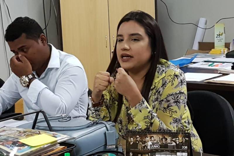 O município de Curionópolis, no sudeste paraense, vai integrar o projeto Municípios Emblemáticos dentro do Programa Municípios Sustentáveis (PMS), desenvolvido pela Secretaria Estadual de Municípios Sustentáveis (Semsu). A primeira reunião com a equipe da gestão municipal foi realizada na tarde desta quinta-feira (7), na sede da Prefeitura de Curionópolis, com representantes de diversas secretarias, que conheceram como o projeto é desenvolvido. na foto, Adrya Lima, técnica da Secretaria Estadual de Municípios Sustentáveis, que conduziu a reunião.
FOTO: DANI FILGUEIRAS / ASCOM SEMSU
DATA: 07.06.2018
CURONÓPOLIS - PARÁ <div class='credito_fotos'>Foto: DANI FILGUEIRAS / ASCOM SEMSU | <a href='/midias/2018/originais/e75e4c70-8de9-4e77-86b9-fd9cc4fdf249.jpg' download><i class='fa-solid fa-download'></i> Download</a></div>