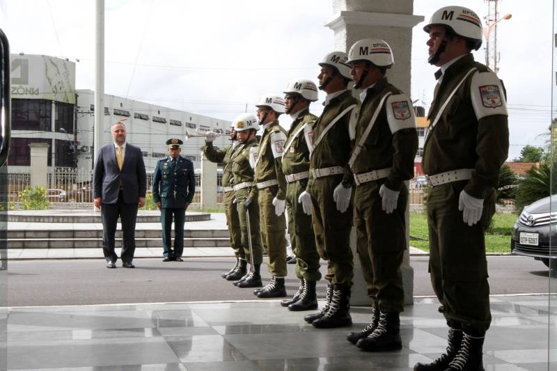 O governador Simão Jatene recebeu nesta quarta-feira, 2, o embaixador do Canadá no Brasil, Riccardo Savone. Na pauta do encontro, o aumento das relações comerciais entre o estado e as empresas canadenses. Além disso, os canadenses querem estreitar parcerias para fomentar a atração de investimentos, estimular políticas públicas e incentivar a integração política, econômica e cultural.
FOTO: CRISTINO MARTINS / AG. PARÁ
DATA: 02.05.2018
BELÉM - PARÁ <div class='credito_fotos'>Foto: Cristino Martins/Ag. Pará | <a href='/midias/2018/originais/e7628b1f-ea4f-4bdd-bfb4-f2fd899bd486.jpg' download><i class='fa-solid fa-download'></i> Download</a></div>
