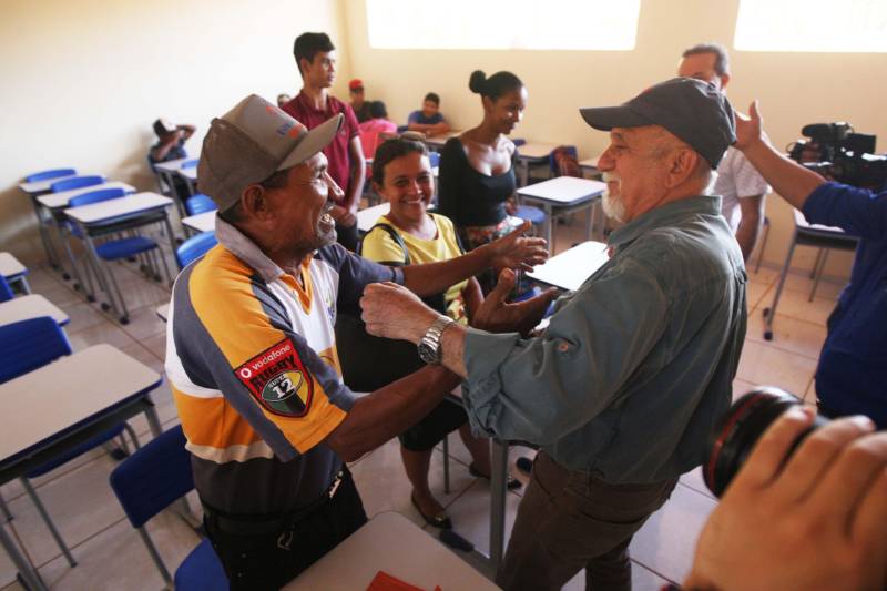 Também foram entregues nesta segunda (25) obras no distrito de Serra Pelada, em Curionópolis, sudeste do Estado. Uma das inaugurações foi a da Escola Estadual de Ensino Médio Joaquina Diamantina. A unidade de ensino teve investimento de R$ 220 mil em serviços nas redes elétrica e hidráulica, além de pintura, melhoria do forro e cobertura, assim como parte do piso, muro e calçada. Fundada em 1989, a escola foi praticamente reconstruída para atender com qualidade os 232 estudantes, nos turnos da tarde e à noite. São três salas de aula; bloco administrativo (sala da direção, sala dos professores e secretaria); uma copa cozinha, uma dispensa para armazenamento de alimentos da merenda escolar e banheiros masculino, feminino e de pessoa com deficiência (PCD). Em Curionópolis, o governador também entregou a pavimentação asfáltica de quatro quilômetros de vias urbanas, uma parceria com a Prefeitura de Curionópolis, dentro do Programa Asfalto na Cidade. Para esta obra, foram destinados R$ 1,7 milhão, que incluem serviços em terra, sub-base e base, pavimentação em CBUQ (Concreto Betuminoso Usinado a Quente) de três centímetros de espessura, meio-fio de concreto com lâmina d’água e sinalização horizontal. Curionópolis é um dos 99 municípios paraenses que assinaram com o governo o Termo de Asfalto, sendo que 33 já iniciaram as obras. Somados, os termos garantirão 529,6 km de pavimentação de vias urbanas – um investimento total de quase R$ 255 milhões do Tesouro Estadual.
FOTO: THIAGO GOMES / AG. PARÁ
DATA: 25.06.2018
CURIONÓPOLIS - PARÁ <div class='credito_fotos'>Foto: Thiago Gomes /Ag. Pará | <a href='/midias/2018/originais/e767b946-652d-4cc8-8328-bc2cba8028fc.jpg' download><i class='fa-solid fa-download'></i> Download</a></div>