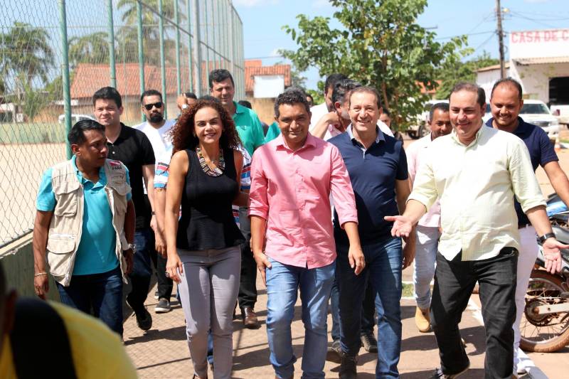 A agenda da Secretaria Extraordinária de Municípios Sustentáveis (Semsu) nas regiões Sul e Sudeste do Pará foi encerrada no sábado (12) nos municípios de Pau D’Arco, Rio Maria e Xinguara. O último dia de programação na região começou no município de Pau D’Arco, com a assinatura de convênio para reforma e ampliação da Escola Municipal Paulo Hannemann. O investimento totaliza R$ 2.812.850,10, sendo R$ 112.850,10 de contrapartida da Prefeitura. Na ocasião, o prefeito de Pau D’Arco, Fredson Pereira da Silva (foto), agradeceu mais um convênio firmado com o Estado.
FOTO: ANTONIO MACEDO / DIVULGAÇÃO
DATA: 12.05.2018
PAU D´ARCO - PARÁ <div class='credito_fotos'>Foto: ANTONIO MACEDO / DIVULGAÇÃO | <a href='/midias/2018/originais/e7690fe7-2ba0-4d19-9915-bb85226ec8a2.jpg' download><i class='fa-solid fa-download'></i> Download</a></div>