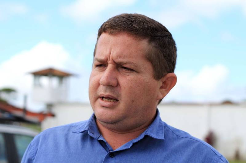 A Superintendência do Sistema Penitenciário do Estado (Susipe) inaugurou, nesta terça-feira (18), no Complexo Penitenciário de Santa Izabel, um espaço com seis salas de vídeo audiência que vão funcionar dentro de um contêiner de 30 m², totalmente reformado e adaptado. Cada sala está equipada com central de ar condicionado, televisão conectada ao equipamento de videoconferência (câmera e microfone), duas cadeiras e câmera de segurança. Todas as salas estão conectadas diretamente com o Tribunal de Justiça do Pará via cabos de fibra óptica, com um link dedicado com velocidade de 100 megas. O investimento foi de mais de R$ 1 milhão de reais, dos recursos do Fundo Penitenciário Nacional. Em 2018, a Susipe recebeu 12.300 pedidos de audiências, só que 12% não foram atendidos, principalmente por dificuldades de logística e escolta. Para o superintendente da Susipe, Michell Durans, o novo espaço terá um impacto muito grande na redução de custos com transporte e agilidade das audiências. Na foto, Renan Augusto, gerente de desenvolvimento e manutenção de sistemas da Susipe.

FOTO: VELOSO JÚNIOR / ASCOM SUSIPE
DATA: 18.12.2018
SANTA IZABEL - PARÁ <div class='credito_fotos'>Foto: Veloso Junior / Ascom Susipe   |   <a href='/midias/2018/originais/e7691b7b-b277-44d9-92b9-fd41169c6b51.jpg' download><i class='fa-solid fa-download'></i> Download</a></div>