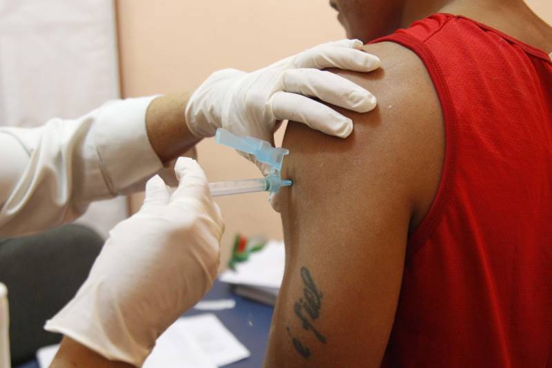 Cerca de 219 internos custodiados na Central de Triagem da Cremação (CTCREMA), em Belém, receberão a vacina contra a gripe H1N1 (foto), a partir desta sexta-feira (4). Os detentos e funcionários do sistema prisional fazem parte do público-prioritário da campanha de vacinação do Ministério da Saúde (MS), juntamente com as crianças a partir dos seis meses e menores de cinco anos, idosos acima de 60 anos, trabalhadores da saúde, povos indígenas, gestantes e mulheres com até 45 dias após o parto.
FOTO: AKIRA ONUMA / ASCOM SUSIPE
DATA: 04.05.2018
BELÉM - PARÁ <div class='credito_fotos'>Foto: Akira Onuma / Ascom Susipe | <a href='/midias/2018/originais/e76ece7e-078f-4929-8c6b-ec9956d2812b.jpg' download><i class='fa-solid fa-download'></i> Download</a></div>