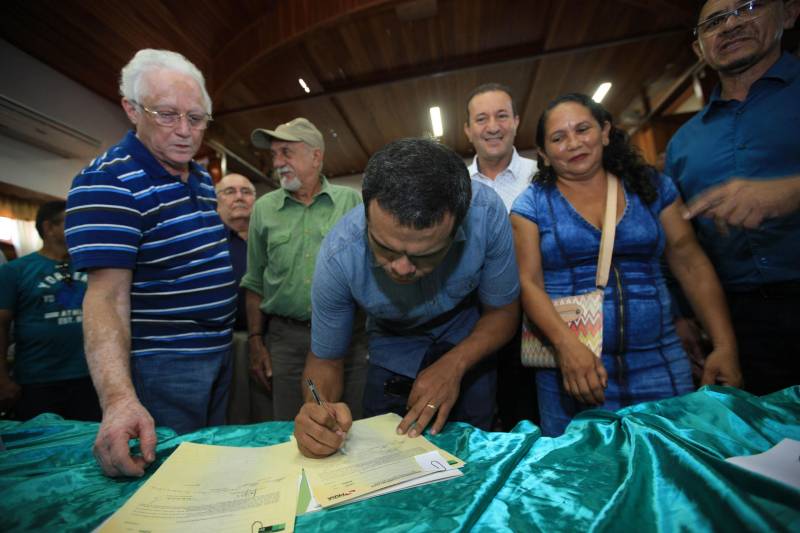 O produtor rural Nilson Corrêa da Silva, 23 anos, mora na comunidade Santo Ezequiel Moreno e produz alimentos em 700 hectares de terra na agrovila Acutipereira, no município de Portel, no arquipélago do Marajó. Mesmo morando e produzindo alimentos na comunidade, ele não possuía título de propriedade de terra. Para beneficiar produtores como Nilson, o governador Simão Jatene entregou, na manhã desta sexta-feira (23), títulos coletivos que beneficiaram mais de mil famílias. Os títulos também beneficiaram comunidades remanescentes de quilombos e povos tradicionais do município marajoara. O Pará foi o Estado que mais titulou áreas em prol dos remanescentes de quilombos no Brasil. Das 170 comunidades tituladas no país, 62 estão no Pará, sendo que destas 53 foram tituladas pelo Instituto de Terras do Pará (Iterpa).

FOTO: MÁCIO FERREIRA / AG. PARÁ
DATA: 23.03.2018
PORTEL - PARÁ <div class='credito_fotos'>Foto: MÁCIO FERREIRA/ AG. PARÁ   |   <a href='/midias/2018/originais/e7703a91-3da9-4c35-abaf-f5622e40b9cd.jpg' download><i class='fa-solid fa-download'></i> Download</a></div>
