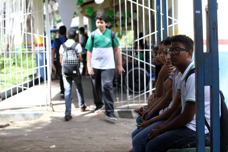 Uma das seis escolas da capital nas quais o Cipoe atua com o Plano de Segurança Escolar é a Escola Estadual Hilda Vieira (foto), no bairro da Marambaia. Lá estudam 1.300 alunos, do ensino fundamental à Educação de Jovens e Adultos (EJA), nos períodos matutino, vespertino e noturno.
FOTO: SIDNEY OLIVEIRA / AG. PARÁ
DATA: 30.05.2018
BELÉM - PARÁ <div class='credito_fotos'>Foto: Sidney Oliveira/Ag. Pará | <a href='/midias/2018/originais/e7729e32-3dd0-4a08-af44-3ac61615e90a.jpg' download><i class='fa-solid fa-download'></i> Download</a></div>