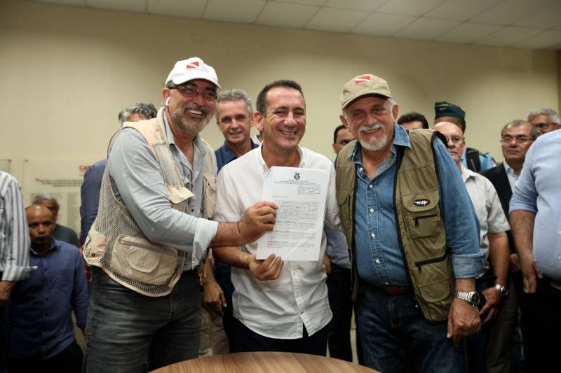 O Governador do Estado, Simão Jatene, também entregou para a região mais de 90 viaturas (foto) , 65 caminhonetes e 27 carros utilitários (pálios weekend), com destaque para duas da patrulha rural e uma para ronda escolar específica para Marabá. O Secretário de Estado de Segurança Pública, Luiz Fernandes, ressaltou que os veículos vão substituir a frota nas regiões sul e sudeste. “Surgiu uma demanda do policiamento rural, e já uma semana depois, por determinação do governador, já trouxemos as viaturas e já temos o policiamento disponível para fazer esse patrulhamento, que vai iniciar na região sudeste, mas se estenderá para a região sul e nordeste do estado. Hoje estamos substituindo toda a frota de veículos da região sul e sudeste, além disso o governador determinou onde tiver policiamento vai ter uma viatura, e já foi apresentado para a região os novos policiais que tomaram posse, nós não temos mais nenhum município sem delegado”, pontuou. Outras conquistas citada pelo Secretário da SEGUP foi o aumento do Núcleo de Apoio à Investigação e a criação de um conselho regional para acompanhar as ações de segurança pública. FOTO: SIDNEY OLIVEIRA / AG. PARÁ DATA: 06.04.2018 MARABÁ - PARÁ <div class='credito_fotos'>Foto: Sidney Oliveira/Ag. Pará | <a href='/midias/2018/originais/e7744014-327d-4ef4-8f00-4945ebdd82d3.jpg' download><i class='fa-solid fa-download'></i> Download</a></div>
