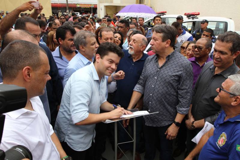 Sempre que algum caso ligado à segurança envolvendo crianças ou adolescentes acontecia em Ananindeua, Marituba ou municípios vizinhos, os agentes eram obrigados a se deslocar ate Belém. Os municípios da Região Metropolitana não dispunham de uma unidade da Data, Divisão de Atendimento ao Adolescente. E nesta quarta-feira, 30, esse problema acabou. O Governo do Pará inaugurou as novas instalações da 2ª Data do Pará, na Rodovia Mario Covas, em Ananindeua. Vinculada à Diretoria de Atendimento a Grupos Vulneráveis, a unidade terá circunscrição em Ananindeua, Marituba, Benevides e Santa Bárbara do Pará. 

FOTO: CRISTINO MARTINS / AG. PARÁ
DATA: 30.05.2018
 <div class='credito_fotos'>Foto: Cristino Martins/Ag. Pará   |   <a href='/midias/2018/originais/e7752c13-823d-4302-9653-e1bb71ef6d77.jpg' download><i class='fa-solid fa-download'></i> Download</a></div>