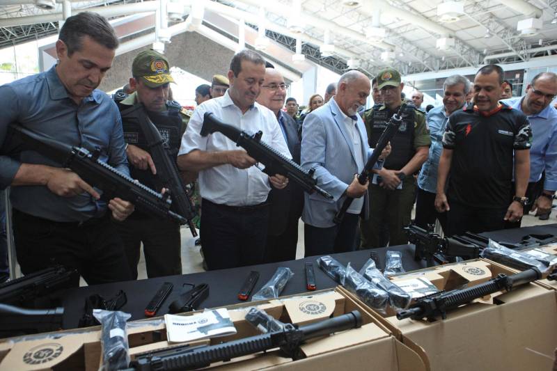 Com a entrega de mais 359 veículos, somente esta semana, o Governo do Pará reforçou a atuação da área de segurança pública em todo o Estado. Todos os veículos auxiliarão no combate a criminalidade e a manutenção da segurança em todo o território paraense. Boa parte desses veículos foi destinada diretamente para as guardas municipais, numa ação integrada com as Prefeituras, por meio da Secretaria de Segurança Pública e Defesa Social (Segup) com articulação da Secretaria de Municípios Sustentáveis, que define em conjunto com os municípios, a agenda de prioridades. A última etapa da entrega ocorreu nesta quinta-feira (5), no Hangar – Centro de Convenções da Amazônia.
FOTO: RODOLFO OLIVEIRA / AG. PARÁ
DATA: 05.07.2018
BELÉM - PARÁ <div class='credito_fotos'>Foto: Rodolfo Oliveira/Ag. Pará | <a href='/midias/2018/originais/e78a97bc-336a-4a48-98c6-b766d7774ba6.jpg' download><i class='fa-solid fa-download'></i> Download</a></div>