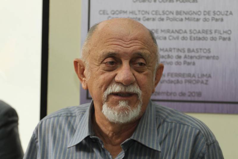 O governador Simão Jatene (camisa cinza com listras) inaugurou nesta quinta-feira, 27, as novas instalações do Núcleo de Atendimento Integrado (NAI). Localizado na Avenida Governador José Malcher, o NAI reúne, em um só prédio, todos os órgãos que trabalham com adolescentes vulneráveis, em situação de risco social ou que cometeram infrações passíveis de punição. “Temos que punir, mas sem excluir, sem relegar a um segundo plano da sociedade e, ao mesmo tempo, sem ignorar o que esses jovens e adolescentes querem nos dizer quando cometem algum ato infracional”, disse o governador Simão Jatene durante a inauguração. O NAI é composto pela Divisão de Atendimento ao Adolescente (Data), Promotoria da Infância e Juventude do Ministério Público do Estado, Juizado da Infância e Juventude do Tribunal de Justiça do Estado, Defensoria Pública, Companhia Independente Especializada de Policiamento Assistencial da PM (Ciepas) e Fundação de Atendimento Socioeducativo do Pará (Fasepa).

FOTO: CRISTINO MARTINS / AG. PARÁ
DATA: 27.12.2018
BELÉM - PARÁ <div class='credito_fotos'>Foto: Cristino Martins/Ag. Pará   |   <a href='/midias/2018/originais/e78cc047-950c-41ae-945a-47c09cbd1037.jpg' download><i class='fa-solid fa-download'></i> Download</a></div>