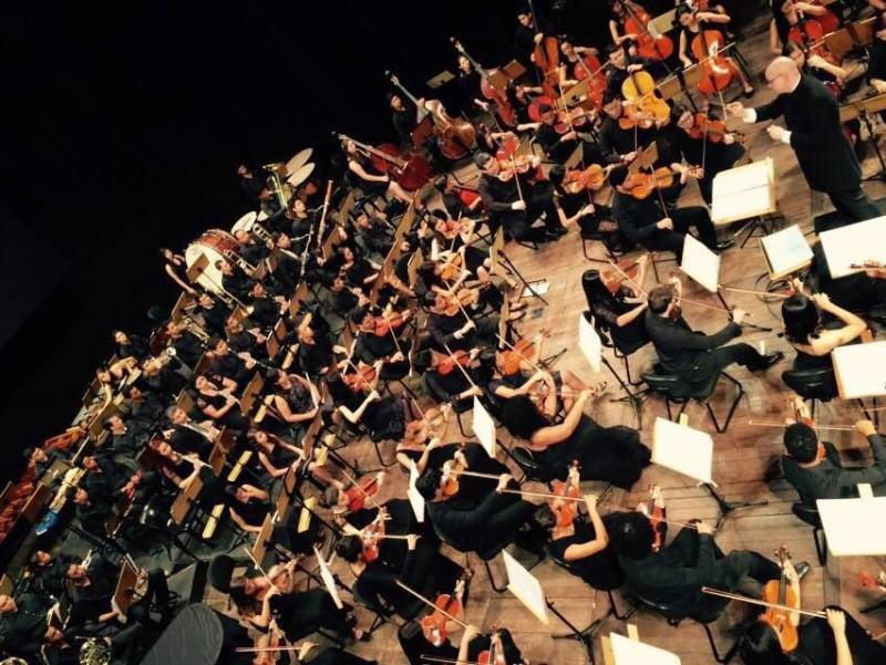 Já estão abertas as inscrições para o 31° Festival Internacional de Música do Pará (Fimupa). Este ano, o Fimupa ofertará vagas em instrumentos de sopro, percussão e cordas para os alunos de música interessados em participar de orquestras acadêmicas, da banda sinfônica do festival e de oficinas de violino e violoncelo. As inscrições são gratuitas e podem ser feitas no endereço www.fcg.pa.gov.br onde está disponível o formulário de inscrição. Em 2018, o evento que leva concertos gratuitos de música erudita e popular para diversos espaços públicos de Belém será realizado no período de 03 a 10 de junho. A expectativa é grande para a troca de experiência entre músicos de diversas partes do Brasil e do mundo. Os músicos que quiserem integrar a Orquestra Acadêmica têm até o dia 26 de maio para efetuar a inscrição. Os participantes que obtiverem 80% de frequência receberão certificado. A Orquestra Sinfônica Acadêmica irá aceitar os seguintes músicos: 1 picolo, 4 flautas, 4 oboés, 4 clarinetas, 1 clarone, 2 fagotes, 4 trompas, 3 trompetes, 3 trombones, 1 tuba, 8 percussões, 24 violinos, 10 violas, 10 violoncelos, 6 contrabaixos.

FOTO: ASCOM / FCG
DATA: 23.05.2018
BELÉM - PARÁ <div class='credito_fotos'>Foto: ASCOM FCG   |   <a href='/midias/2018/originais/e7956015-f52c-475d-8782-482d1b6783f7.jpg' download><i class='fa-solid fa-download'></i> Download</a></div>