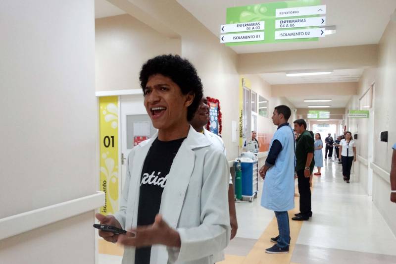 Diego Azevedo, de 32 anos, sofreu um acidente de moto enquanto trabalhava, há oito meses, o que gerou sequelas que ele ainda batalha para superar. Atualmente, está em fase de recuperação e usa um fixador externo na perna esquerda. O acompanhamento médico acontece no Hospital Público Estadual Galileu (HPEG), em Belém, onde ele esteve na segunda-feira, 17/12. Para a surpresa de Diego, enquanto aguardava a consulta, junto com a esposa Jakeline Xavier, de 32 anos, inesperadamente começou um flash mob natalino, na recepção da Unidade, que deixou os dois emocionados.

FOTO: ASCOM HPEG
DATA: 18.12.2018
BELÉM - PARÁ <div class='credito_fotos'>Foto: ASCOM / HPEG   |   <a href='/midias/2018/originais/e797b402-f6ab-4773-acc0-0591a4537bb8.jpg' download><i class='fa-solid fa-download'></i> Download</a></div>