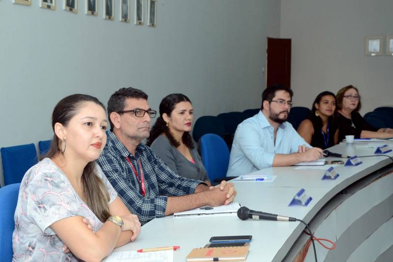 O Estado do Pará implantou a Comissão Estadual de Implementação da Base Nacional Comum Curricular (BNCC) para os Ensinos Infantil e Fundamental, aprovada pelo Conselho Nacional de Educação no último mês de dezembro. O objetivo desta Comissão (foto), criada na última quinta-feira (18), na sede do CNE, em Belém, é divulgar a Base Nacional entre os diferentes setores interessados na questão da educação em todo o estado e, ao mesmo tempo, reelaborar o currículo da educação básica do Pará, tendo como fundamento as novas diretrizes da BNCC. Para isso, também foi instituído, na mesma reunião, um Comitê Executivo, composto por diversas entidades educacionais, que será responsável por reelaborar o currículo da educação básica no estado. As reuniões do Comitê começam imediatamente e a Comissão terá a função de acompanhar e ser uma espécie de consultora desse trabalho.
FOTO: ELISEU DIAS / ASCOM SEDUC
DATA: 19.01.2018
BELÉM - PARÁ <div class='credito_fotos'>Foto: Eliseu Dias / Ascom Seduc | <a href='/midias/2018/originais/e7983cf2-098f-4f64-8a68-ae501756b330.jpg' download><i class='fa-solid fa-download'></i> Download</a></div>