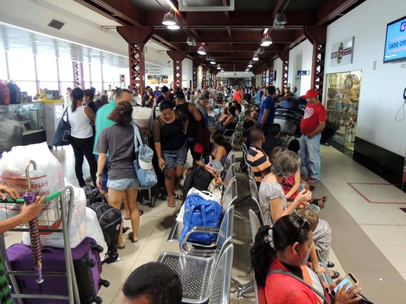 Neste final de ano, as equipes da Agência de Regulação e Controle de Serviços Públicos do Estado do Pará (Arcon-PA) atuarão em Belém e nas demais regiões do Estado. Até o dia 1º de janeiro de 2018, as fiscalizações são intensificadas, com foco em evitar atrasos nos horários de partida dos veículos dentro dos terminais, excesso de lotação e coibir o transporte não regularizado. Serão destacados aproximadamente 70 servidores de ambos os modais para atuar na fiscalização do transporte intermunicipal de passageiros em mais de 25 localidades. Os agentes do grupo rodoviário estarão presentes em Santa Maria, Capanema, Bragança, Salinópolis, Mosqueiro, Alça Viária, Apeú, Altamira, Marabá, Abaetetuba, Santarém, Castanhal e no Terminal Rodoviário de Belém, com uma equipe de plantão. Na foto, ação da Arcon no Terminal Hidroviário de Belém.
FOTO: ASCOM / ARCON
DATA: 28.12.2017
BELÉM - PARÁ <div class='credito_fotos'>Foto: ASCOM / ARCON | <a href='/midias/2018/originais/e7a0f014-def7-4e40-a158-1ec5f3934fbd.jpg' download><i class='fa-solid fa-download'></i> Download</a></div>