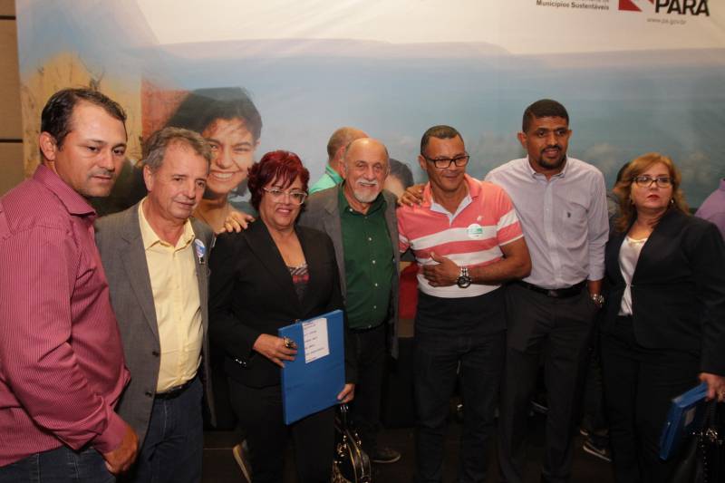 O primeiro dia do Fórum Permanente de Prefeitas e Prefeitos dos Municípios Sustentáveis contou com a participação de 85 prefeitos , 17 vices e 21 secretários municipais dos 141 municípios manifestaram interesse em adotar as diretrizes do programa. Para o governador Simão Jatene, esta grande participação simboliza a união de agentes públicos que colocaram os interesses coletivos acima dos interesses individuais para construir um estado melhor para todos. Com o tema “Gestão Compartilhada”, o evento traz as experiências e os desdobramentos das agendas governamentais que foram planejadas em parceria com as gestões municipais. Através da Secretaria Extraordinária de Municípios Sustentáveis (Semsu) Governo do Pará, por meio da Semsu, investe na capacitação dos municípios para a promoção de uma gestão fiscal eficiente. Para Izabela Jatene, este primeiro dia serviu para sinalizar o quanto os gestores estão preocupados com o equilíbrio da questão fiscal dos municípios e em desenvolver uma governança compartilhada para desenvolver seus municípios.
FOTO: CRISTINO MARTINS / AG. PARÁ
DATA: 07.02.2018
BELÉM - PARÁ <div class='credito_fotos'>Foto: Cristino Martins/Ag. Pará | <a href='/midias/2018/originais/e7a33b8e-21ef-4d23-8c47-9cc08cc2a2e2.jpg' download><i class='fa-solid fa-download'></i> Download</a></div>