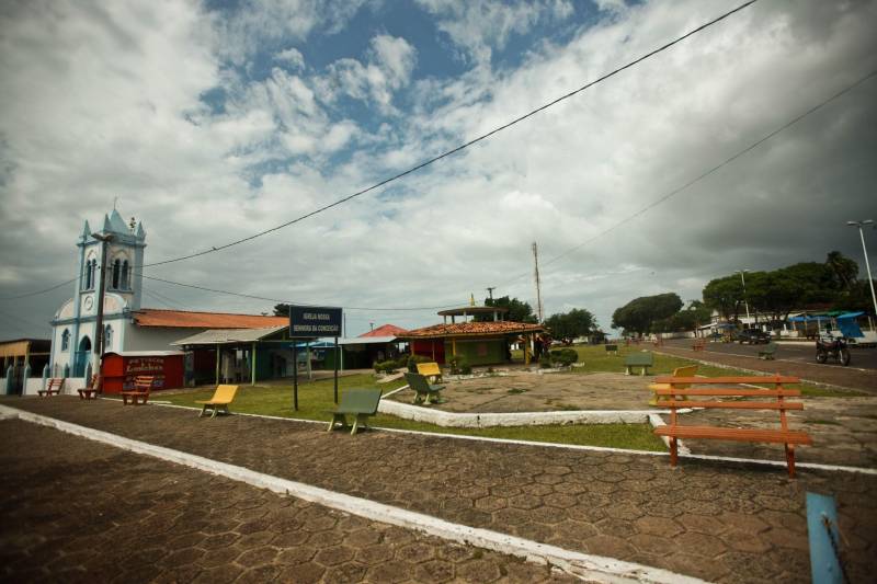 Profissionais que divulgam as notícias do arquipélago do Marajó, entre radialistas, blogueiros, repórteres e assessores de comunicação das prefeituras de 16 municípios terão, nesta sexta-feira (8), um encontro inédito para debater a importância da comunicação e a integração do Marajó. Trata-se do 1° Encoma - Encontro de Comunicadores do Marajó, que vai reunir grandes nomes da comunicação e da política nacional, numa programação de palestras e debates no Centro de Convenções da Pousada dos Guarás, centro de Salvaterra (foto).
FOTO: THIAGO GOMES / AG. PARÁ
DATA: 07.07.2016
SOURE - PARÁ <div class='credito_fotos'>Foto: Thiago Gomes /Ag. Pará | <a href='/midias/2018/originais/e7a48e71-4c3e-493c-ba65-ecd7d578fc03.jpg' download><i class='fa-solid fa-download'></i> Download</a></div>