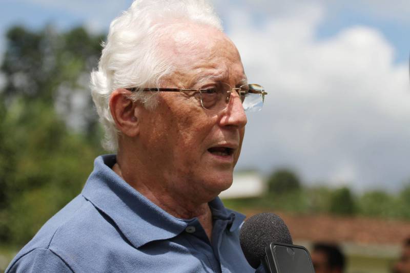 Cento e dezoito famílias da comunidade quilombola do Caeté, no município de Abaetetuba, no nordeste do Estado, foram beneficiadas com um título coletivo de terra. Com o documento, o Governo do Estado, por meio do Instituto de Terras do Pará (Iterpa), reconhece o direito de uma população que há décadas ocupa e trabalha na área. A cerimônia de entrega ocorreu na manhã deste sábado (24), no Centro Comunitário, e contou com a participação do governador Simão Jatene. A área titulada corresponde a cerca de 1.400 hectares. Agora, devidamente respaldadas, as famílias poderão ter acesso a empréstimos, políticas públicas, entre outros benefícios que possibilitam o desenvolvimento da sua produção e a continuidade de suas tradições. “Com o documento de terra a comunidade passa a ter segurança jurídica e acesso a créditos, financiamentos e outros benefícios que antes não lhes era permitido. Além disso, agora eles poderão produzir com mais segurança, mantendo a terra entre as futuras gerações”, afirmou o governador Simão Jatene. Na foto, o titular do Iterpa, Daniel Lopes.
FOTO: CRISTINO MARTINS / AG. PARÁ
DATA: 24.03.2018
ABAETETUBA - PARÁ
<div class='credito_fotos'>Foto: Cristino Martins/Ag. Pará | <a href='/midias/2018/originais/e7a97fc7-7243-4c9a-b2ba-b80d5513c7b9.jpg' download><i class='fa-solid fa-download'></i> Download</a></div>