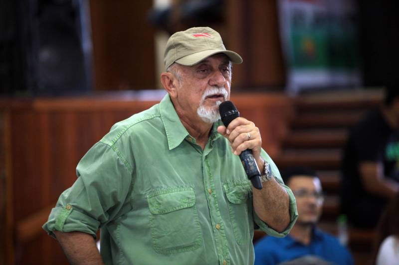 O produtor rural Nilson Corrêa da Silva, 23 anos, mora na comunidade Santo Ezequiel Moreno e produz alimentos em 700 hectares de terra na agrovila Acutipereira, no município de Portel, no arquipélago do Marajó. Mesmo morando e produzindo alimentos na comunidade, ele não possuía título de propriedade de terra. Para beneficiar produtores como Nilson, o governador Simão Jatene entregou, na manhã desta sexta-feira (23), títulos coletivos que beneficiaram mais de mil famílias. Os títulos também beneficiaram comunidades remanescentes de quilombos e povos tradicionais do município marajoara. O Pará foi o Estado que mais titulou áreas em prol dos remanescentes de quilombos no Brasil. Das 170 comunidades tituladas no país, 62 estão no Pará, sendo que destas 53 foram tituladas pelo Instituto de Terras do Pará (Iterpa).

FOTO: MÁCIO FERREIRA / AG. PARÁ
DATA: 23.03.2018
PORTEL - PARÁ <div class='credito_fotos'>Foto: MÁCIO FERREIRA/ AG. PARÁ   |   <a href='/midias/2018/originais/e7ae7af0-e100-4e01-b22b-5dc56185001c.jpg' download><i class='fa-solid fa-download'></i> Download</a></div>