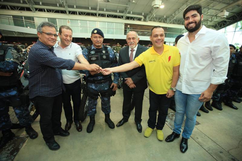 O Governo do Estado reforçou a parceria com a Prefeitura de Belém com a entrega, nesta quarta-feira (4), de 41 veículos que vão potencializar as ações de segurança na capital. A iniciativa faz parte do pacote de ações imediatas para 2018, anunciadas pelo Sistema de Segurança Pública do Estado em fevereiro deste ano contra a violência, que contempla a renovação da frota e equipamentos das Polícias Civil e Militar e fortalecimento das Guardas Municipais em todas as regiões do Estado, entre outras medidas. A entrega ocorreu no Hangar – Centro de Convenções e Feiras, em Belém. Ao todo, foram entregues 41 veículos, sendo seis picapes, dez carros modelo SUV e 25 motocicletas, totalizando um investimento de R$ R$2.062.160,00. Além das viaturas, foi firmado convênio entre o Governo do Estado e Prefeitura no valor de R$2.707.926,00 milhões para a compra equipamentos. O pacote contempla a aquisição de 300 pistolas 380, 16.200 munições e 600 coletes. As duas ações contabilizam mais de R$ 4,7 em investimentos para a Guarda Municipal de Belém. Na foto, o governador Simão Jatene (4º da esq/dir).
FOTO: MÁCIO FERREIRA / AG. PARÁ
DATA: 04.07.2018
BELÉM - PARÁ <div class='credito_fotos'>Foto: MÁCIO FERREIRA/ AG. PARÁ | <a href='/midias/2018/originais/e7b53936-4567-4103-b974-e2e047b3b40e.jpg' download><i class='fa-solid fa-download'></i> Download</a></div>