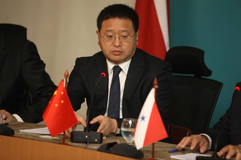 Representantes de grandes empresas chinesas estão em Belém para prospectar novos investimentos em áreas como habitação, tecnologia, energia e infraestrutura. O grupo se reuniu na manhã desta quinta-feira (7) com o governador Simão Jatene, para conhecer mais detalhes sobre as potencialidades do Estado. O encontro ocorreu no Palácio do Governo e contou com a participação do titular da Secretaria de Estado de Desenvolvimento Econômico, Mineração e Energia (Sedeme), Eduardo Leão, do secretário de Estado de Transportes, Kleber Menezes, entre outras autoridades. Entre as empresas participantes está a China Communications Construction Company (CCCC), maior empresa chinesa de infraestrutura e líder mundial no segmento; a estatal chinesa China Railways Corporation (Crec) e a China Development Bank (CDB), banco de desenvolvimento do país asiático. Na foto, Song Jing Jing, gerente geral da Crec no Brasil.
FOTO: ANTÔNIO SILVA / AG. PARÁ
DATA: 07.06.2018
BELÉM - PARÁ <div class='credito_fotos'>Foto: Antônio Silva/Ag. Pará | <a href='/midias/2018/originais/e7b69b5e-68ad-4067-a709-0a835bc371c2.jpg' download><i class='fa-solid fa-download'></i> Download</a></div>