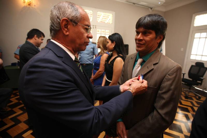 Setenta e duas personalidades civis e militares receberam, na manhã desta terça-feira, 20, no auditório do Palácio dos Despachos, em Belém, a Medalha do Mérito Governador Lauro Sodré, concedida por ocasião das comemorações pelos 101 anos de criação da Casa Militar da Governadoria do Estado, fundada em 12 de fevereiro de 1917. A honraria é destinada a personalidades que prestaram serviços relevantes ao Pará e suas instituições, especialmente à Governadoria do Estado. A solenidade foi aberta pelo governador Simão Jatene, que fez questão de parabenizar a todos os servidores da Casa Militar da Governadoria e aos agraciados com a Medalha Lauro Sodré.
FOTO: ANTONIO SILVA / AG. PARÁ
DATA: 20.02.2018
BELÉM - PARÁ <div class='credito_fotos'>Foto: Antônio Silva/Ag. Pará | <a href='/midias/2018/originais/e7bf566c-aa87-40c4-9d56-38e73b0d9105.jpg' download><i class='fa-solid fa-download'></i> Download</a></div>