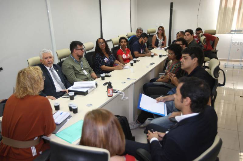Representantes do Sindicato dos Trabalhadores em Educação Pública do Pará (Sintepp) e Sindicato dos Docentes da Universidade do Estado do Pará (Sinduepa) foram recebidos, nesta terça-feira, 29, na Secretaria de Estado de Administração (Sead), em reunião solicitada pelo próprio Sintepp para tratar sobre o piso salarial dos professores de 2018, concurso público e assuntos específicos da Secretaria de Estado de Educação (Seduc). Participaram da reunião a secretária de Administração, Alice Viana; a secretária adjunta de Administração, Ruth Pina; e a secretaria adjunta de Gestão de Pessoas da Seduc, Dayse Ana Batista. "Reiteramos que o Pará é um dos poucos Estados que mesmo diante da crise econômica não parcelou ou atrasou nenhum pagamento dos servidores e que a remuneração do professor em início de carreira é maior que o piso nacional da categoria. O piso hoje está fixado em R$ 2.455,35, mas no estado o salário inicial chega a R$ 3.772,69. A remuneração média de um professor com 200 horas é de RS 4.834,94 – quase o dobro do piso nacional. Esse tema é o ponto principal em discussão judicial em andamento. Esse ponto já foi amplamente discutido e explicado para o sindicato", explicou a secretária Alice Viana.
FOTO: CARLOS SODRÉ / AG. PARÁ
DATA: 29.05.2018
BELÉM - PARÁ <div class='credito_fotos'>Foto: Carlos Sodré/Agência Pará | <a href='/midias/2018/originais/e7c11633-3325-4dab-9b12-19ab4d555bd0.jpg' download><i class='fa-solid fa-download'></i> Download</a></div>