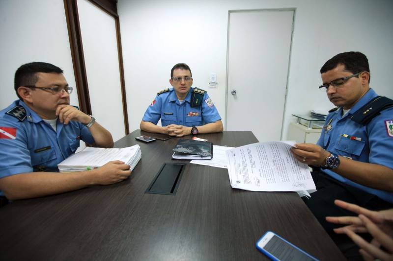 A Polícia Militar do Pará divulgou os números dos investimentos do Estado na estruturação da corporação e no aumento de benefícios aos mais de 15 mil militares atuantes em Belém e no interior. Essa estratégia de redirecionamento de recursos públicos para a segurança, intensificada em 2018, já apresenta alguns resultados: de janeiro a abril de 2018, houve redução de 12% nos índices de furtos, 14% no número de roubos, e 17,44% nos registros de latrocínio (roubo seguido de morte) e lesão corporal seguida de morte, em comparação ao mesmo período de 2017. Somente em 2018 foram entregues 115 motos e 105 pickups para a Polícia Militar, além do efetivo contar com mais de 600 motocicletas e cerca de 800 veículos locados para dar apoio ao policiamento. O investimento é em todos os 144 municípios, e os bens distribuídos nas 12 Regiões de Integração. Na foto, o diretor de logística da PM, coronel Sérgio Fialho (c) e equipe.

FOTO: CARLOS SODRÉ / AG. PARÁ
DATA: 17.05.2018
BELÉM - PARÁ <div class='credito_fotos'>Foto: Carlos Sodré/Agência Pará   |   <a href='/midias/2018/originais/e7c4c8f0-36f4-44ee-8da8-ecdb076db635.jpg' download><i class='fa-solid fa-download'></i> Download</a></div>
