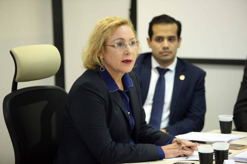 Mesmo diante da crise que ainda afeta o País, o Governo do Estado do Pará anunciou na tarde desta terça-feira, 10, o reajuste de 3% nos salários dos servidores ativos e inativos do Estado. O percentual de reajuste foi definido pela reposição da inflação no período de abril de 2017 a março de 2018, que foi de 2,89. A legislação eleitoral também veda, em ano de eleições como é 2018, reajuste acima do patamar registrado pela inflação. E a legislação vem sendo seguida à risca pelo Governo do Pará. Na reunião estiveram presentes a Secretária de Estado de Administração, Alice Viana (foto); o procurador do Estado, Idemar Perachi; Nilo Noronha, titular da Sefa; e Ana Hage, Secretária de Educação, que ocorreu na sede da Secretaria de Administração.
FOTO: THIAGO GOMES / AG. PARÁ
DATA: 10.04.2018
BELÉM - PARÁ <div class='credito_fotos'>Foto: Thiago Gomes /Ag. Pará | <a href='/midias/2018/originais/e7c8d208-e227-4fd0-b7d6-0b27a3ea3278.jpg' download><i class='fa-solid fa-download'></i> Download</a></div>